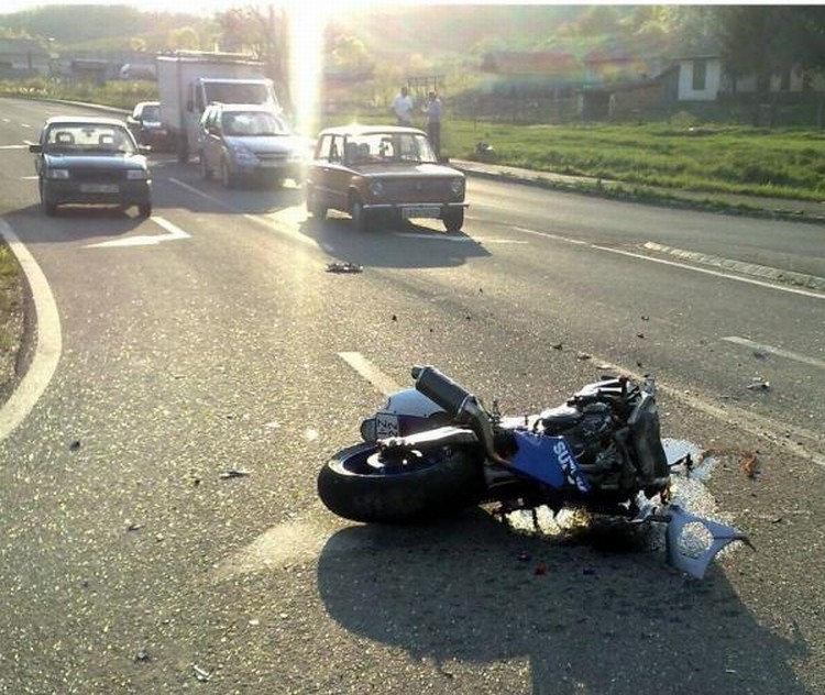 moto-car-crash-04