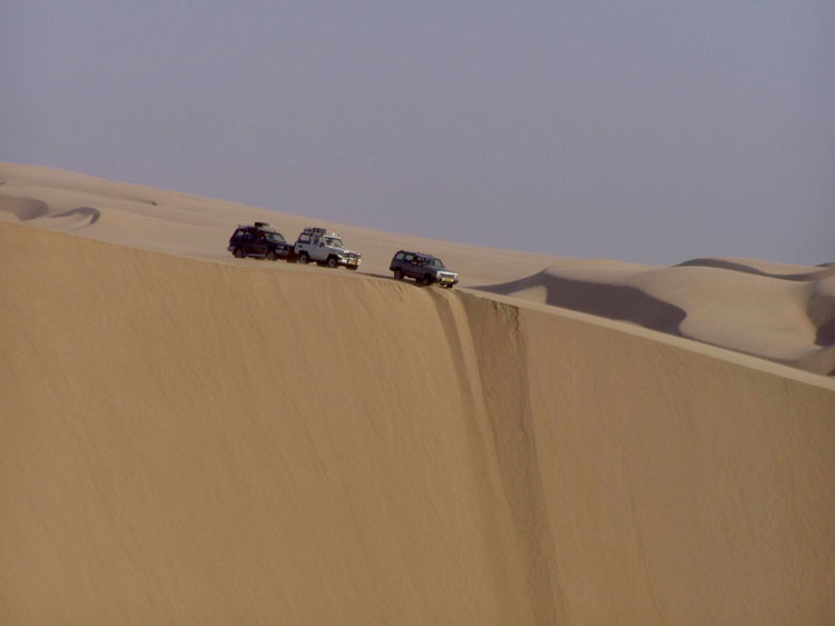 спуск с песчаной дюны на автомобиле