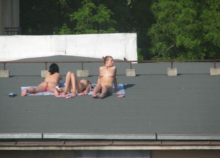 девушки загорают на крыше summer-girls-on-the-roof-01