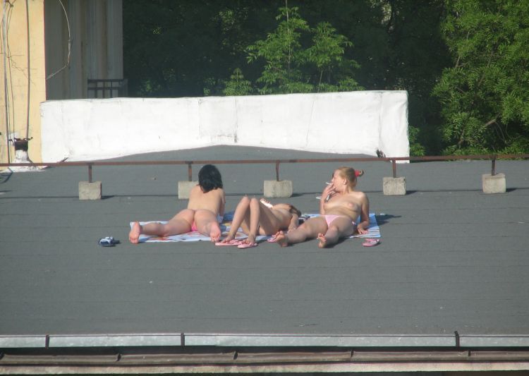 девушки загорают на крыше summer-girls-on-the-roof-02