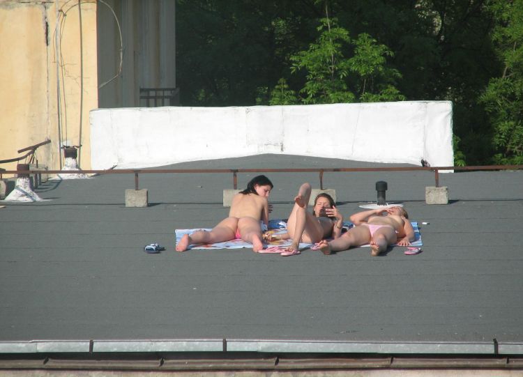 девушки загорают на крыше summer-girls-on-the-roof-03