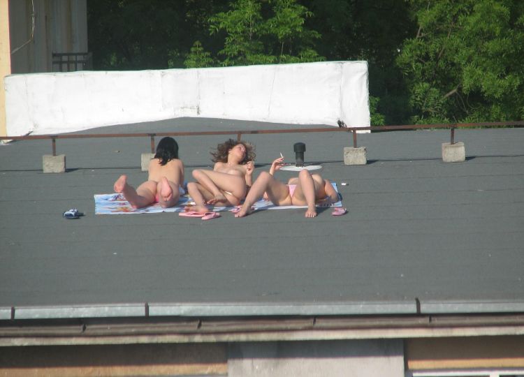 девушки загорают на крыше summer-girls-on-the-roof-04
