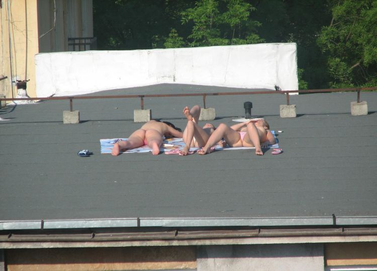 девушки загорают на крыше summer-girls-on-the-roof-05