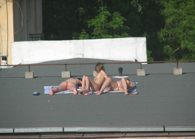 девушки загорают на крыше summer-girls-on-the-roof-06