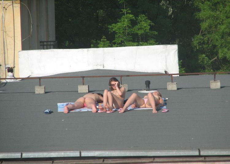 девушки загорают на крыше summer-girls-on-the-roof-07