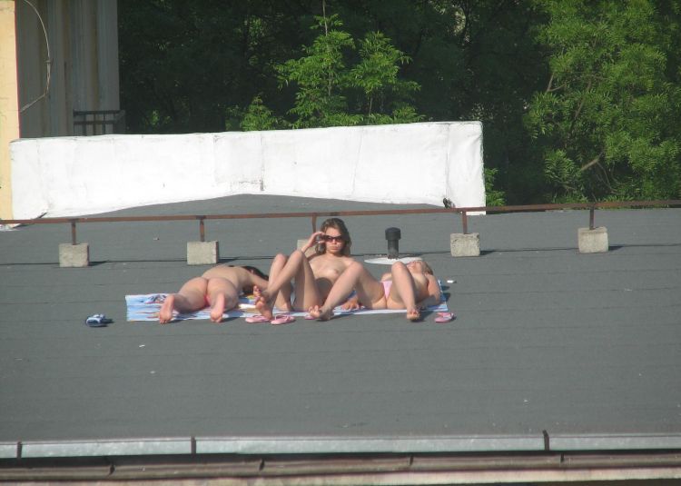 девушки загорают на крыше summer-girls-on-the-roof-08