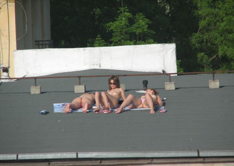 девушки загорают на крыше summer-girls-on-the-roof-09