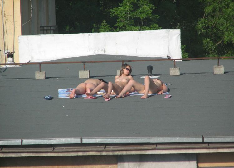 девушки загорают на крыше summer-girls-on-the-roof-10