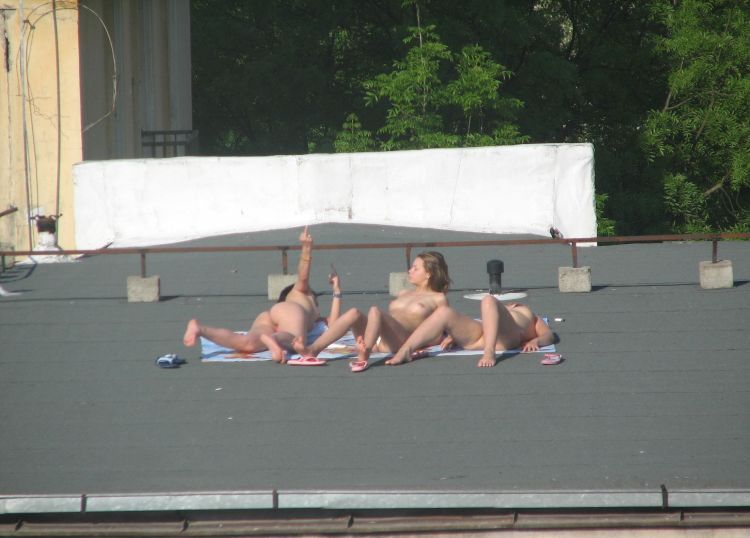 девушки загорают на крыше summer-girls-on-the-roof-12