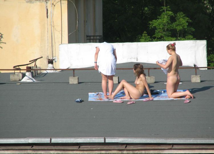 девушки загорают на крыше summer-girls-on-the-roof-14