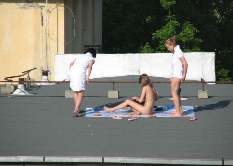 девушки загорают на крыше summer-girls-on-the-roof-15
