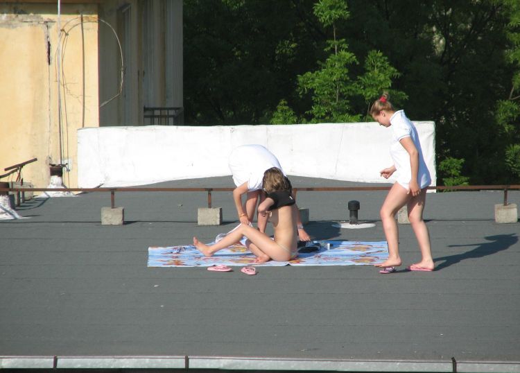 девушки загорают на крыше summer-girls-on-the-roof-16