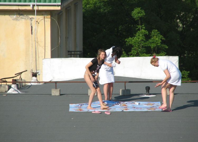 девушки загорают на крыше summer-girls-on-the-roof-17