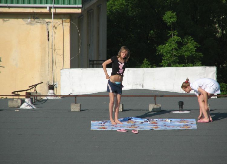 девушки загорают на крыше summer-girls-on-the-roof-18