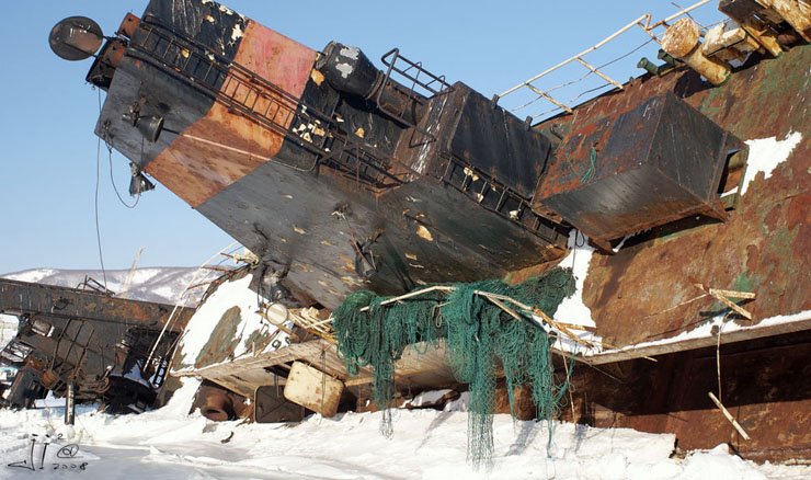 abandoned-frozen-ships-07