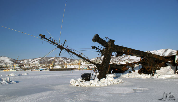 abandoned-frozen-ships-08