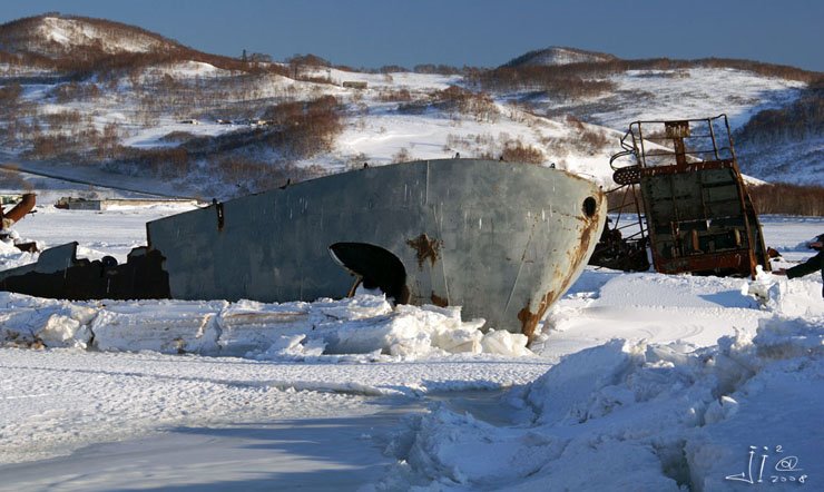 abandoned-frozen-ships-12