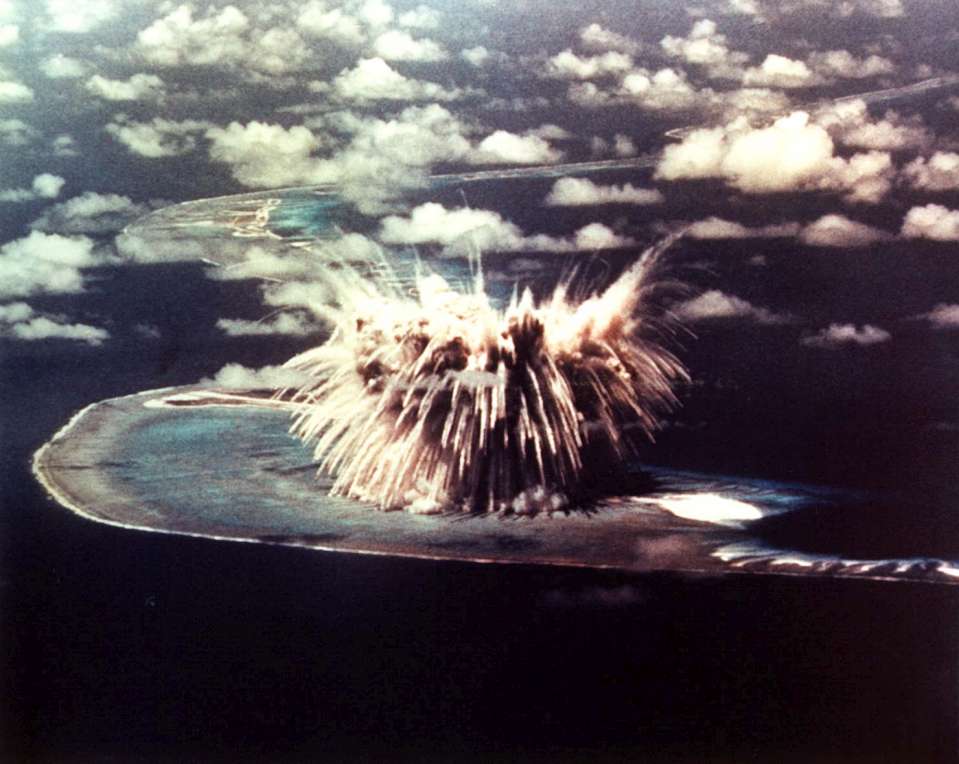 atomic-bomb-test-01.jpg