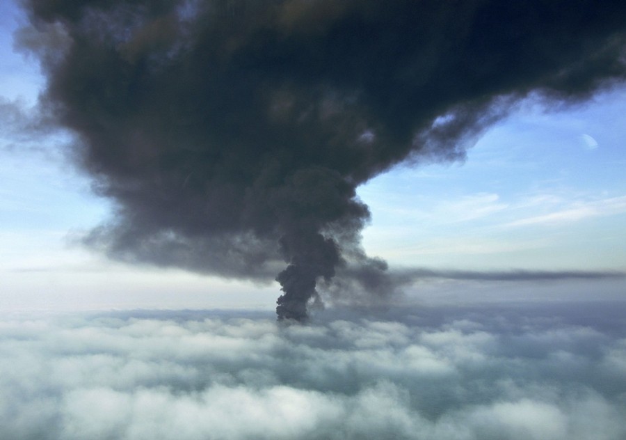 По некоторым данным, причиной пожара могло стать столкновение двух