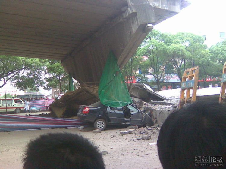 china-road-crash-09