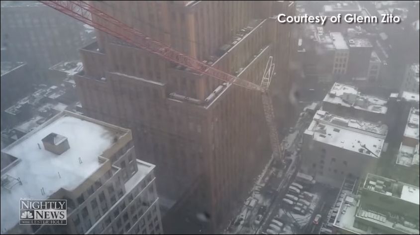 Момент падения башенного крана в Нью-Йорке
