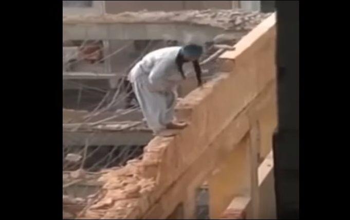 Экстремальный демонтаж здания в Египте