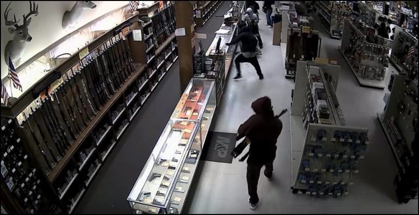 10 человек ограбили оружейный магазин в Техасе