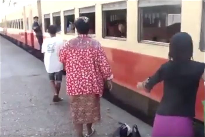 Экстремальная посадка на поезд в Бирме