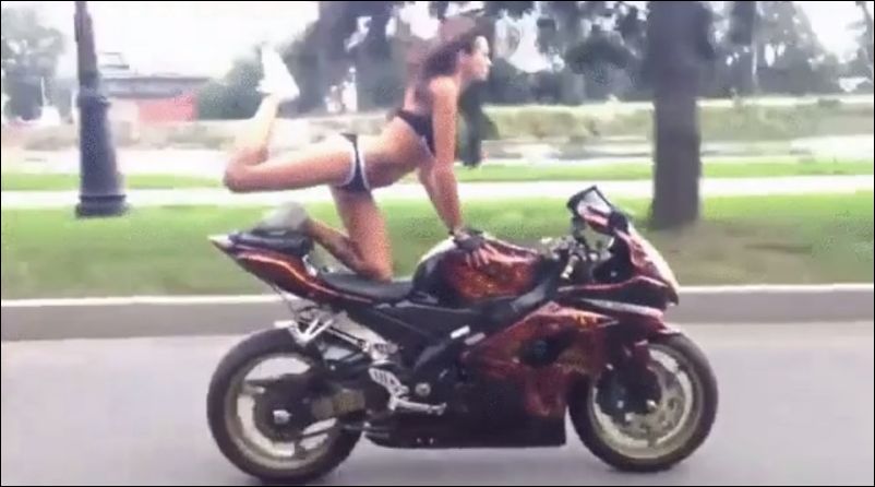 Трюки на мотоцикле в исполнении девушки