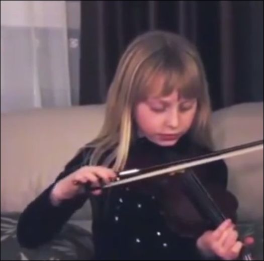 девочка играет на скрипке