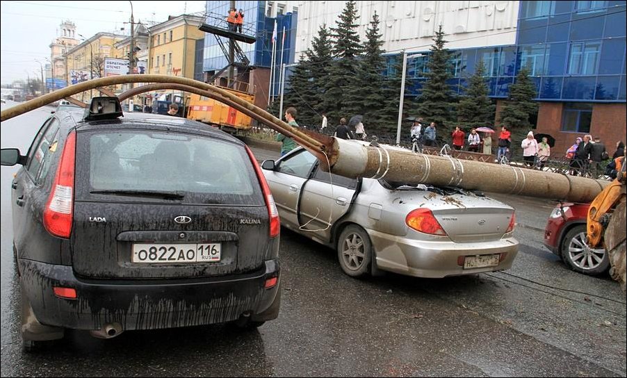 В Казани столб упал на проезжую часть