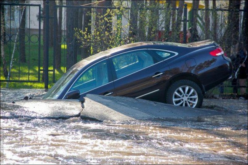 В Киеве на одной из улиц затонул автомобиль