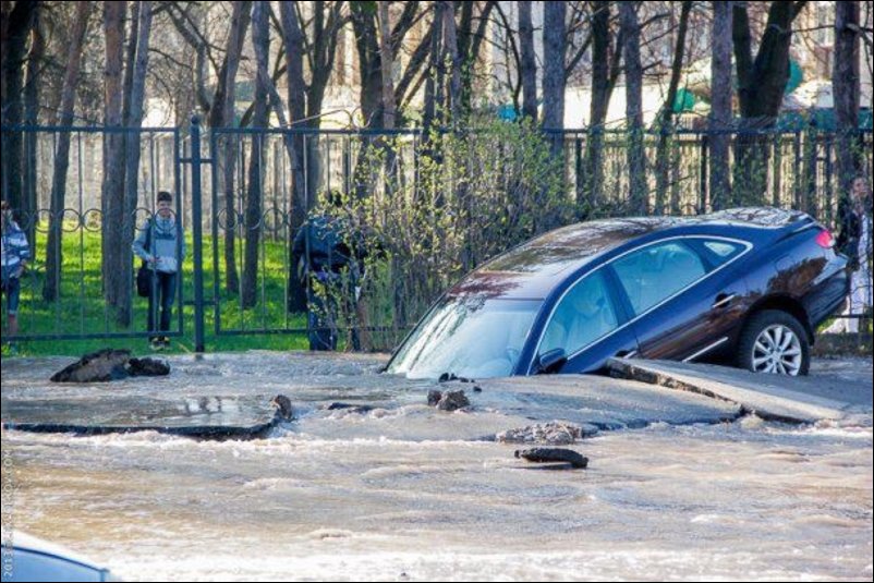 В Киеве на одной из улиц затонул автомобиль