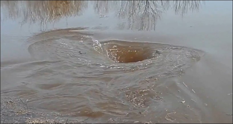Мощный водоворт на реке в Латвии