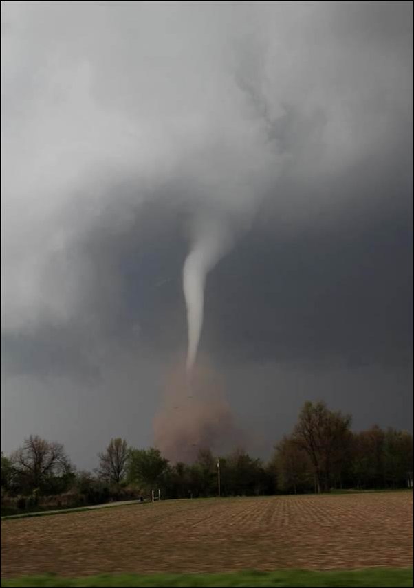 Последствия торнадо в Канзасе и Арканзасе