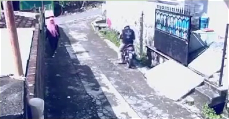 Грабитель на скутере