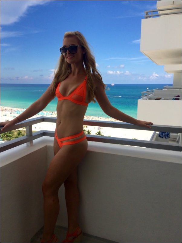 девушки в купальниках