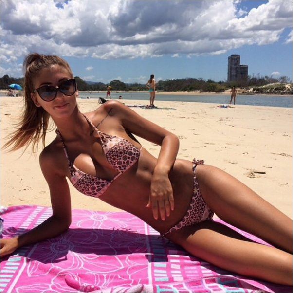 девушки в купальниках