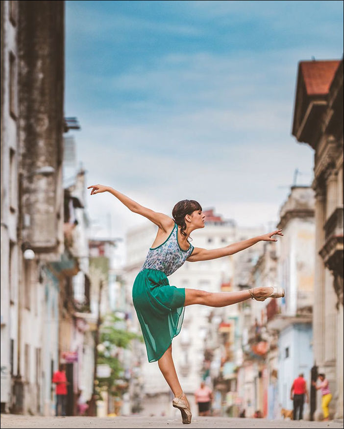 Танцоры на улицах Кубы