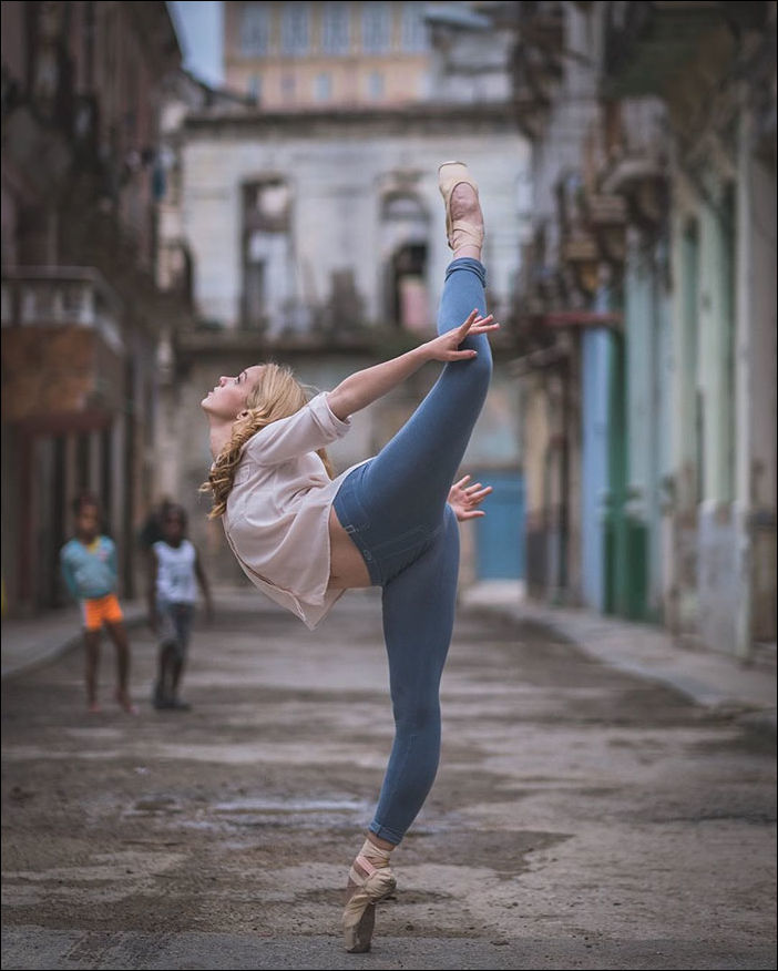 Танцоры на улицах Кубы