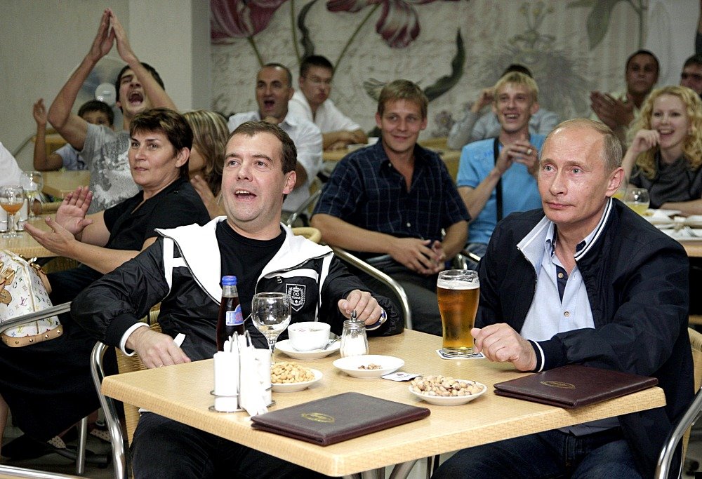 medvedev-putin-football-02