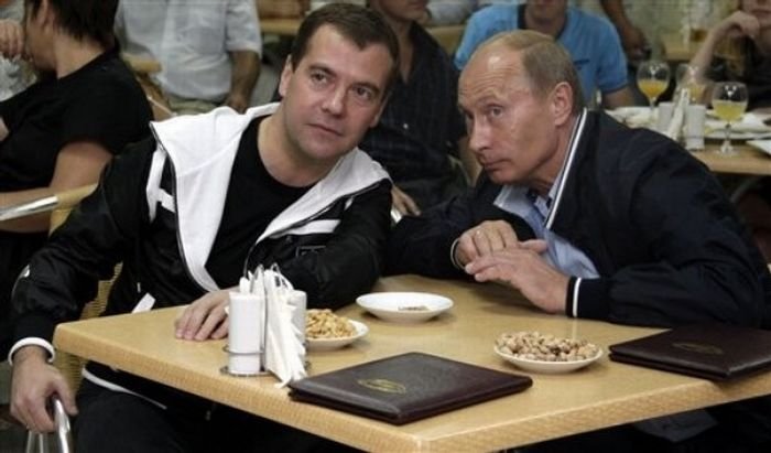 medvedev-putin-football-05