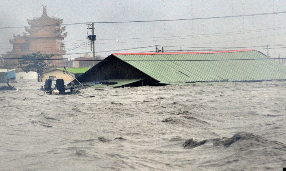 Тайфун сила. Моракот Тайфун. Тайфуны ЦУНАМИ наводнения. Тайфун на воде. Потоп в Японии.
