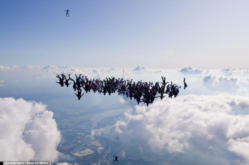 world-record-skydiving-01