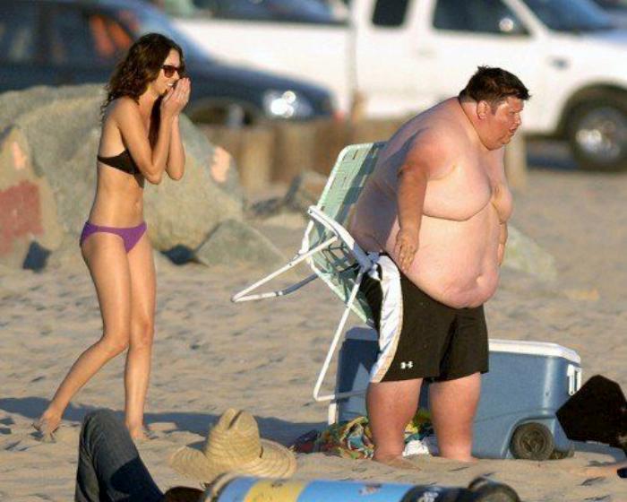 две девушки и толстяк на пляже. two-girls-one-fat-guy-05. 