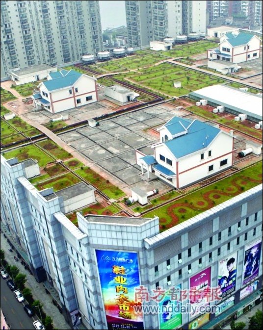 Частные дома на крыше торгового комплекса