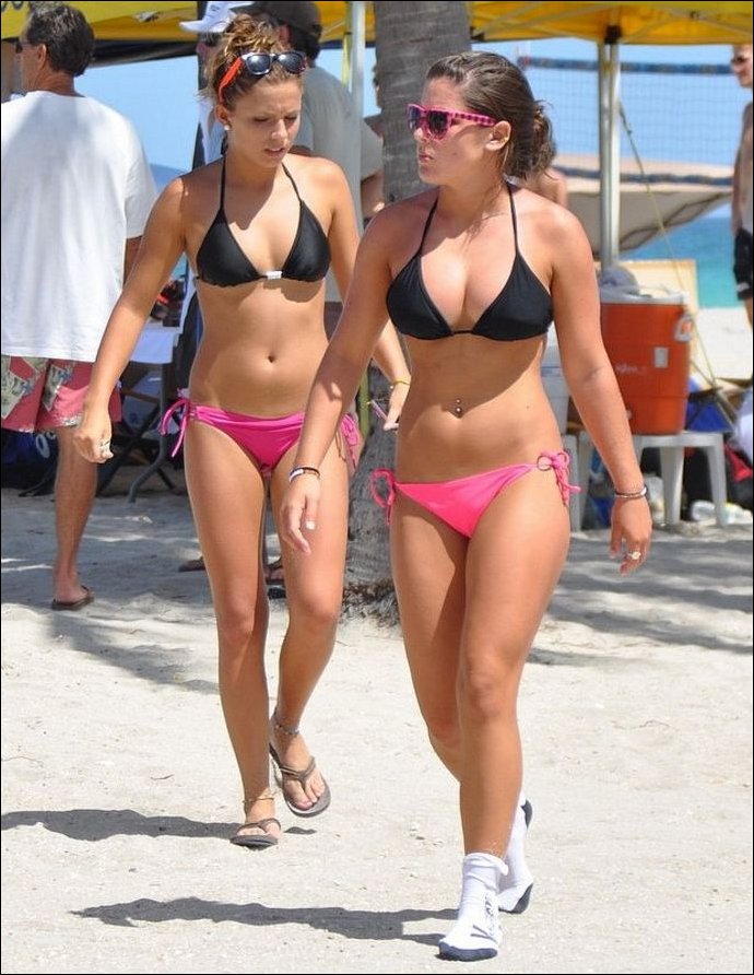 Девушки на пляже