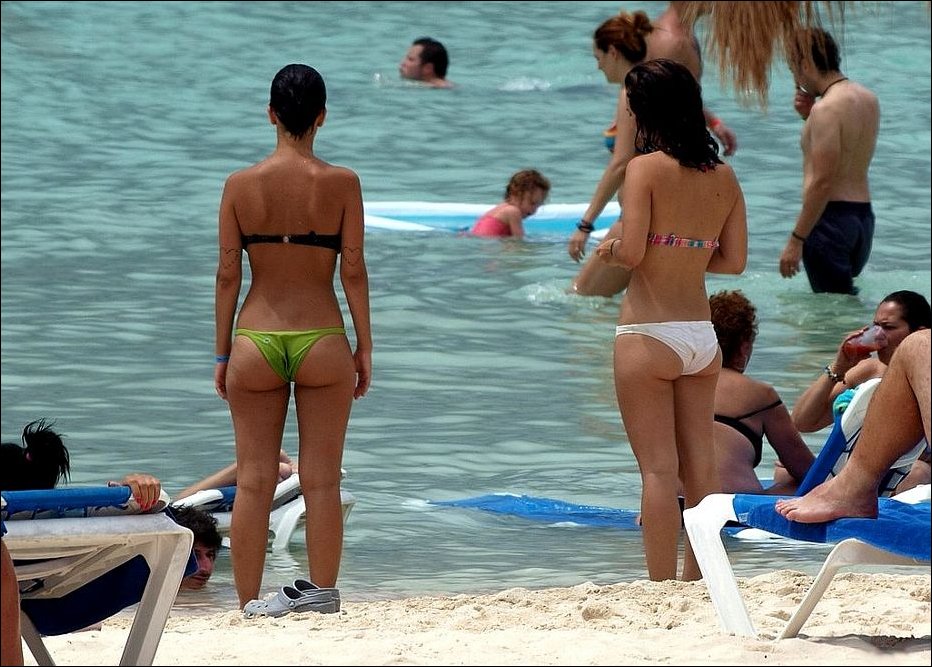 Девушки на пляже