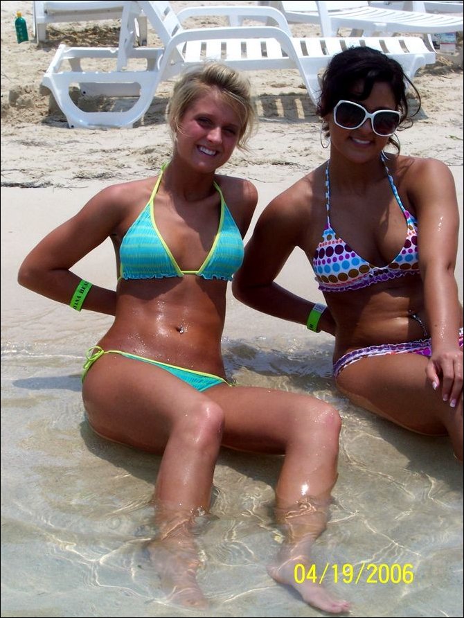 Девушки на пляже