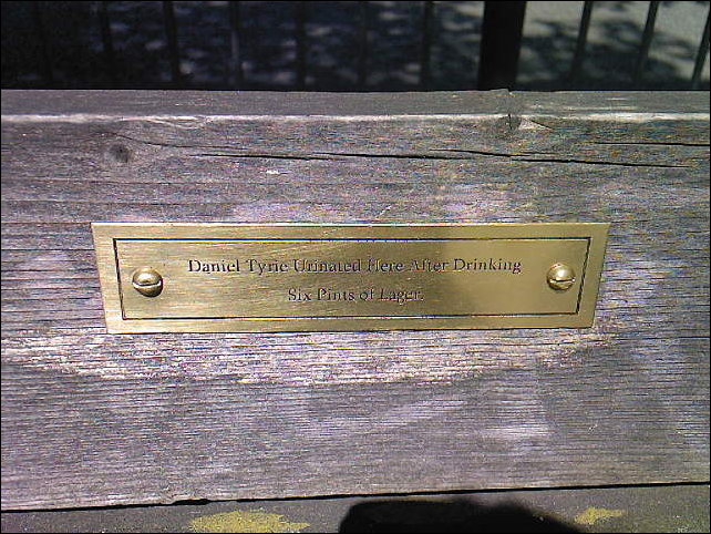 надпись на скамейке в парке